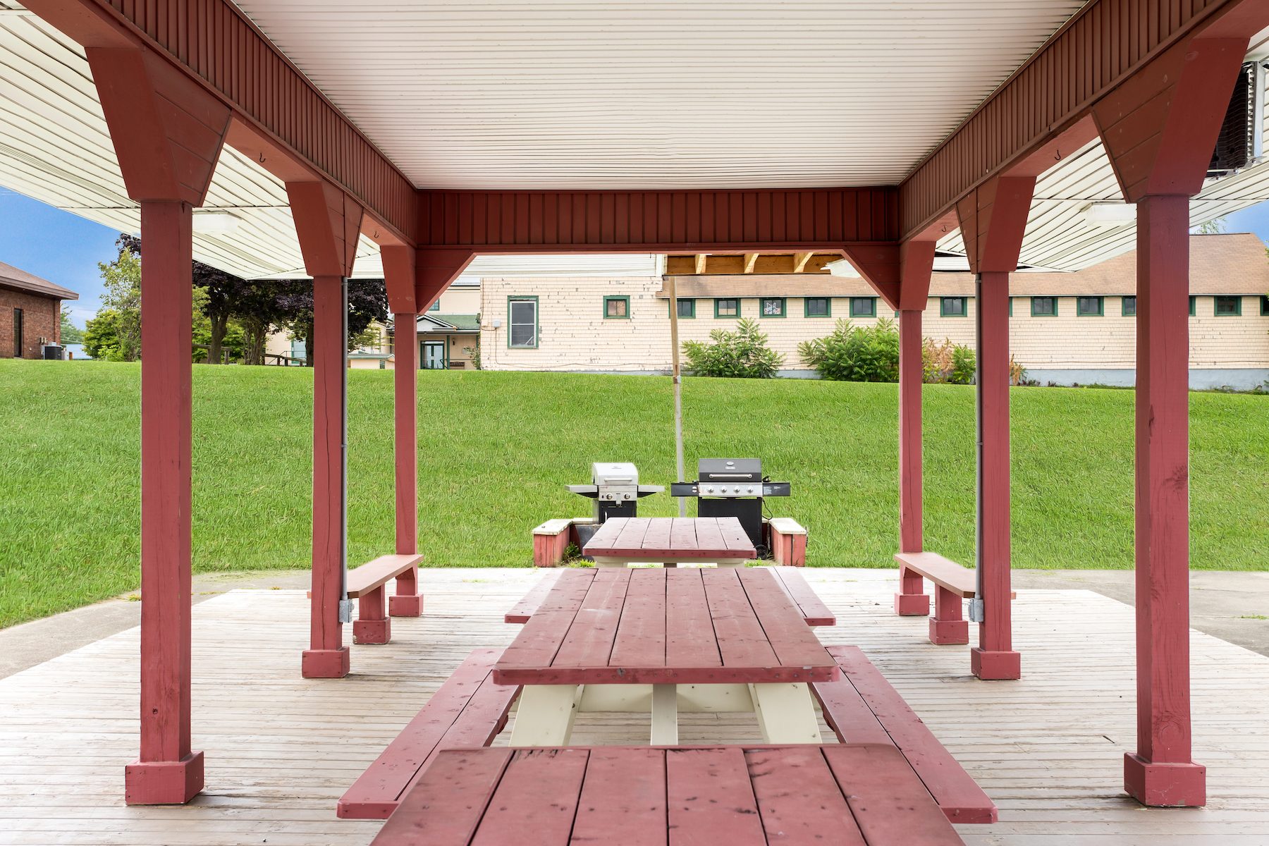 Malone Inn picnic and BBQ area — casual outdoor seating for guests