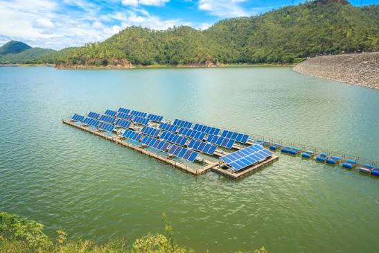 Floating solar panels on a reservoir